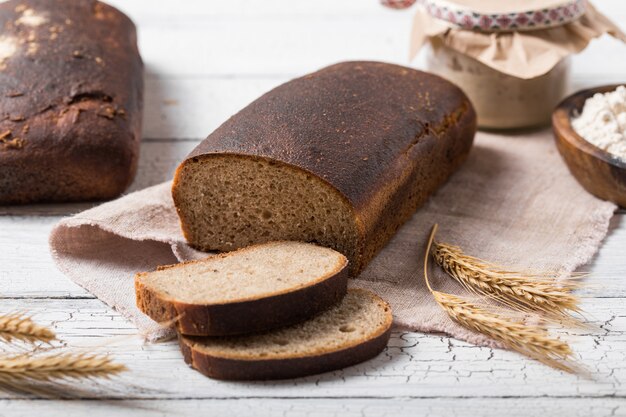 Zelfgemaakt tarwebrood met zuurdesem. concept een gezond dieet