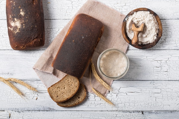 Zelfgemaakt tarwebrood met zuurdesem. concept een gezond dieet