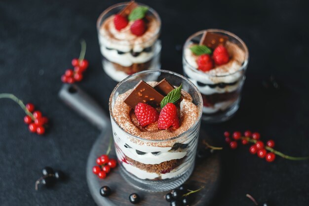 Foto zelfgemaakt trifle-dessert met frambozen, zwarte bessen en roomkaas