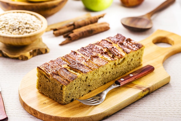 Zelfgemaakt veganistisch bananenbrood of cake gezond dessert typisch Braziliaanse middagkoffie