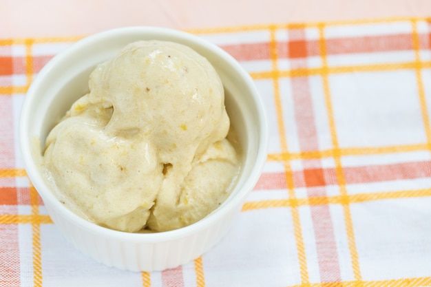 Zelfgemaakt veganistisch ijs met banaan en mango.