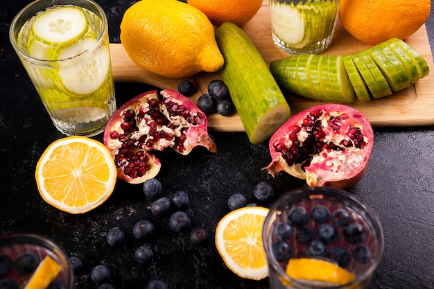 Zelfgemaakt vitaminewater van verschillende groenten en fruit op een houten bord