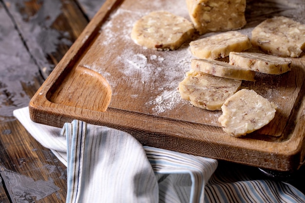 Zelfgemaakt zandkoekdeeg voor suikerkoekjes met noten