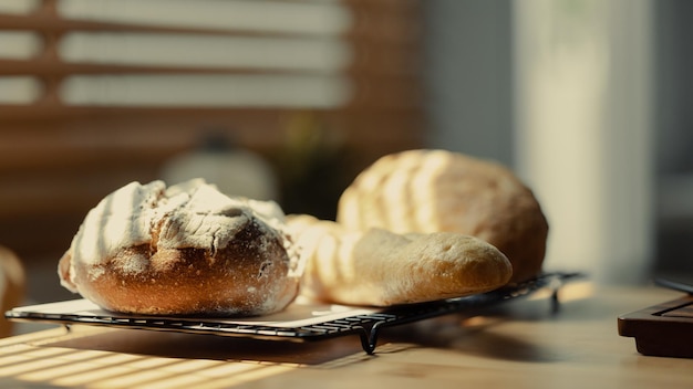 Zelfgemaakt zuurdesembrood en stokbrood en op keukentafel Gezond eten en traditioneel bakkerij- en banketconcept