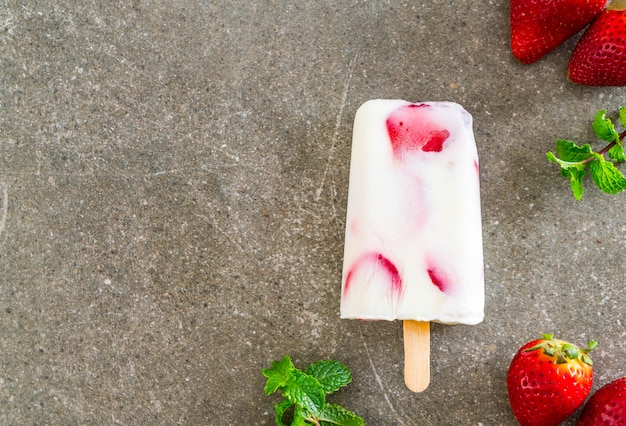 zelfgemaakte aardbeien yoghurtijs