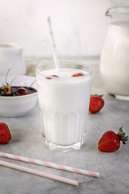 Zelfgemaakte aardbeienyoghurt, gezond vitamine-ontbijtconcept, melkbessendrank