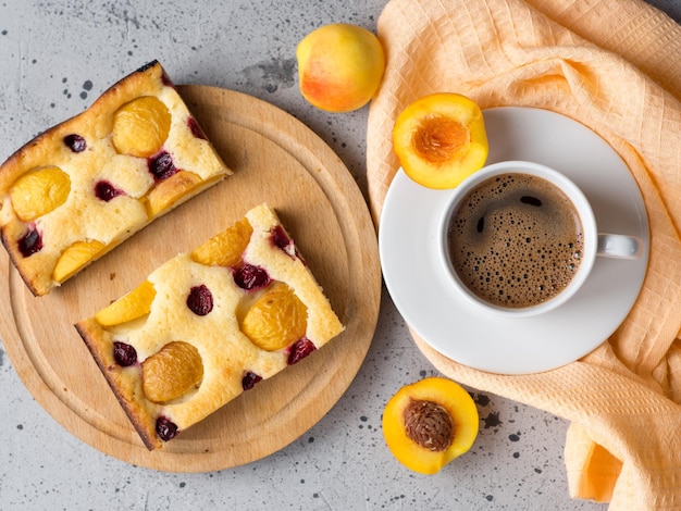 Zelfgemaakte abrikozentaart bovenaanzicht espresso koffiekopje