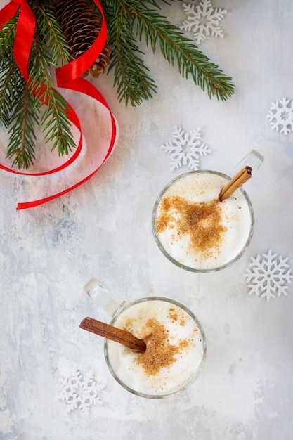 Zelfgemaakte advocaat voor Kerstmis met kaneel