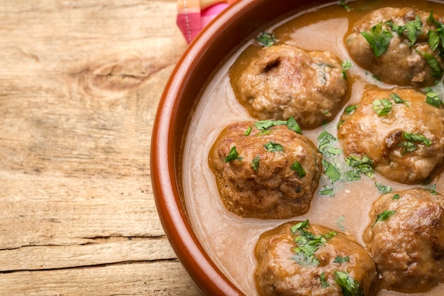 Foto zelfgemaakte albondigas met spaanse saus