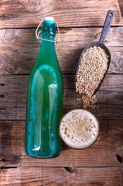 Zelfgemaakte ambachtelijke bier in een glas, houten tafel