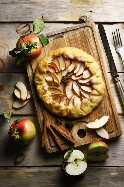 Zelfgemaakte appelgalette op een houten bord