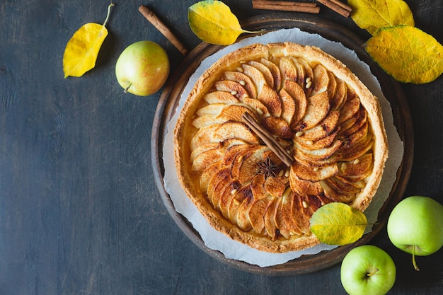 Zelfgemaakte appeltaart herfst bakken concept