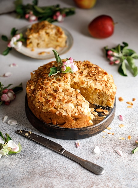 Zelfgemaakte appeltaart op een houten tafel