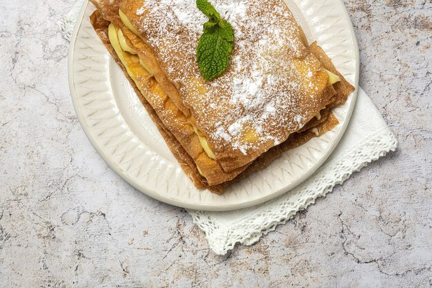 Zelfgemaakte Arabische cake met filodeeg en banketbakkersroom van bovenaf. Arabisch eten