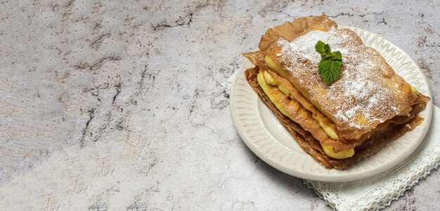 Zelfgemaakte Arabische cake met filodeeg en banketbakkersroom van bovenaf. Arabisch eten