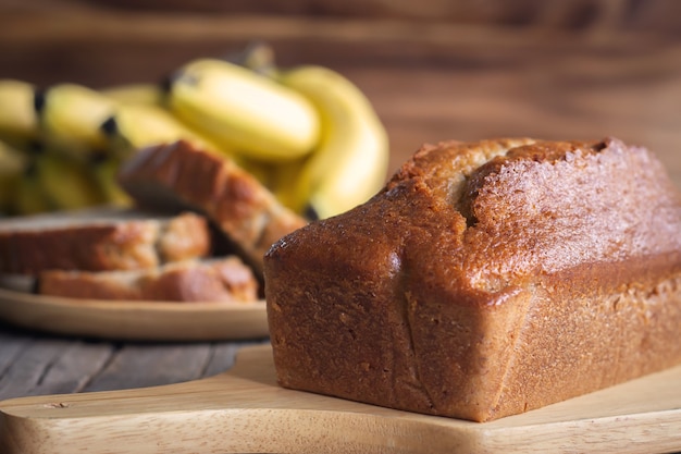 Foto zelfgemaakte bananencake. gezond dessert. cake met natuurlijke vezels. geserveerd op houten bord.