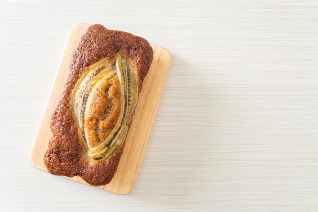 zelfgemaakte bananencake op een houten bord