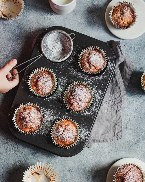 Zelfgemaakte bananenmuffins met Griekse yoghurtpoedersuiker