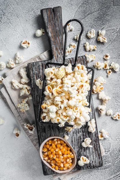 Zelfgemaakte Beboterde kaas popcorn in een mand Witte achtergrond Bovenaanzicht