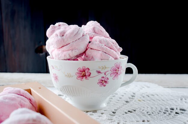 Zelfgemaakte bessen roze marshmallows - zephyr