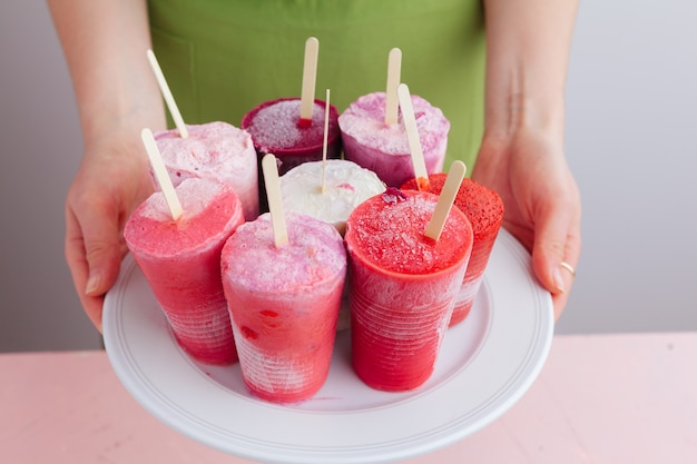 Zelfgemaakte bevroren ijsijslollys van fruit