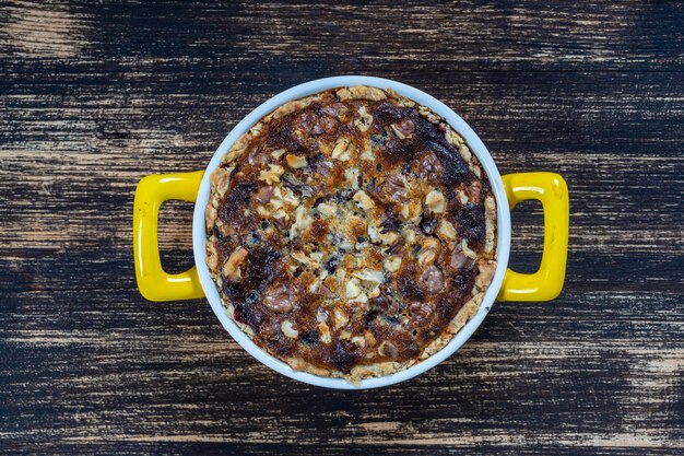 Zelfgemaakte biologische bessentaart met walnotendessert klaar om te eten Bessentaart op de oude houten achtergrondclose-up