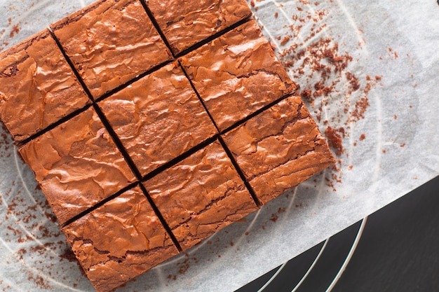 Zelfgemaakte biologische fudge en knapperige brownies op bakplaat