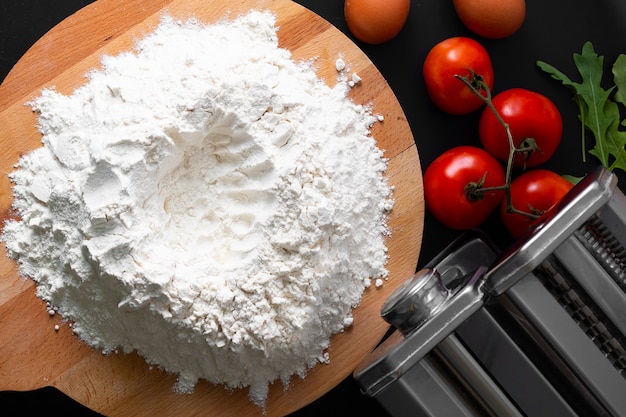 Zelfgemaakte biologische pasta met ingrediënten