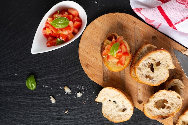 zelfgemaakte biologische veganist Tomaten Bruschetta met geroosterde stokbrood met kopie ruimte