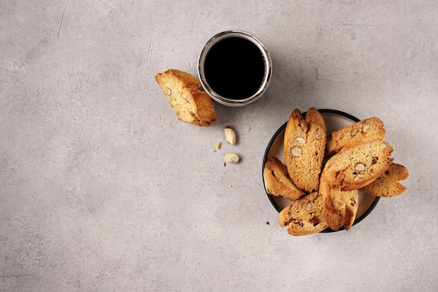 Zelfgemaakte biscotti met amandel en met espresoo-koffie op betonnen bakgrond bovenaanzicht kopieerruimte