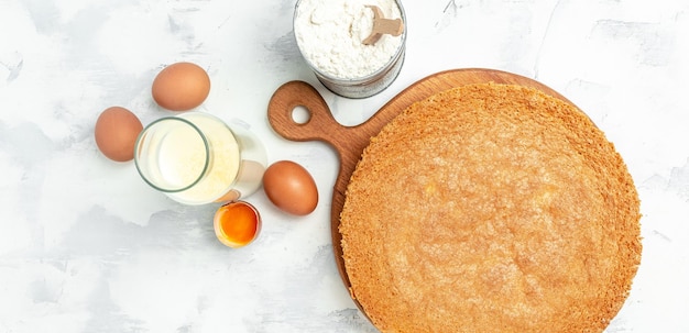 Zelfgemaakte biscuit met ingrediënten eieren meel melk en suiker Bakkerij achtergrond concept banner menu recept plaats voor tekst