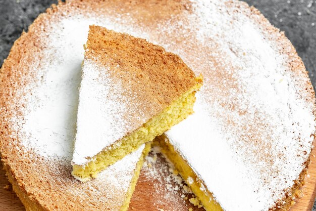 Zelfgemaakte biscuit of chiffon cake Voedsel recept achtergrond Close-up bovenaanzicht