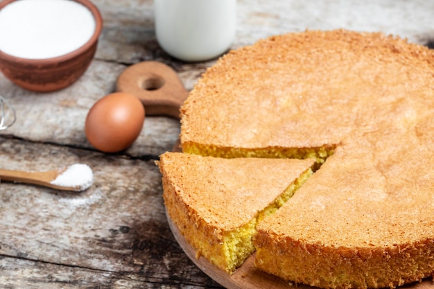 Zelfgemaakte biscuit op houten tafel Bakkerij achtergrond Culinair koken bakkerij concept plaats voor tekst bovenaanzicht