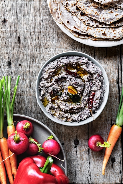 Zelfgemaakte Black Bean Dip met kruiden Olijfolie Gedroogde Chili door Sweet Purple Potato Tortilla