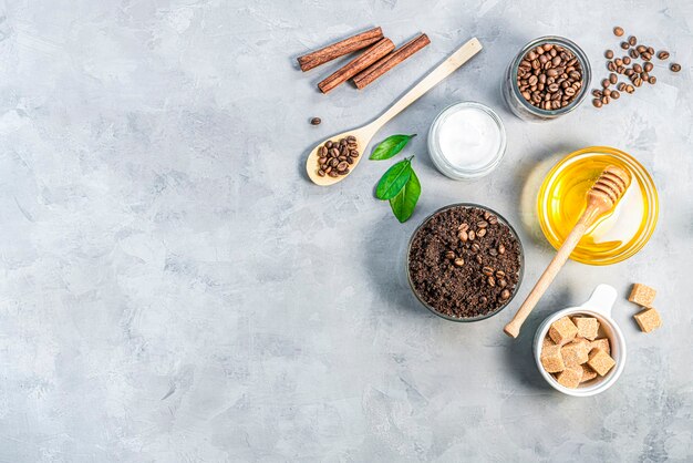 Zelfgemaakte bodyscrub van gemalen koffiesuiker en kokosolie zelfgemaakte cosmetica voor het pellen van bovenaanzicht