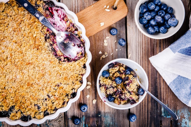 Zelfgemaakte bosbessencrumble met havermout op houten tafel