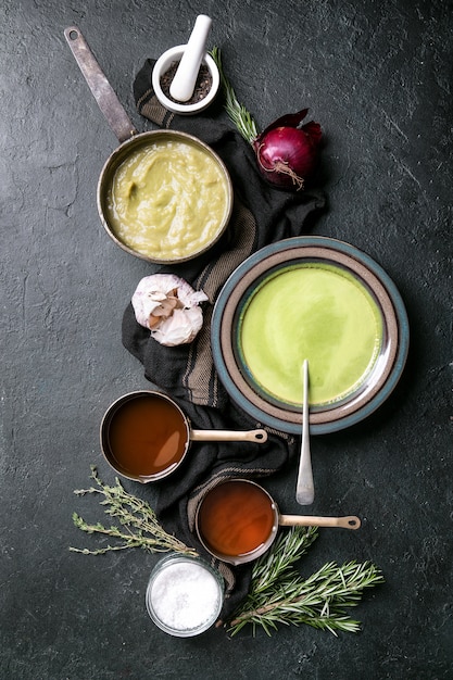 Foto zelfgemaakte broccoli en erwtenpuree soep