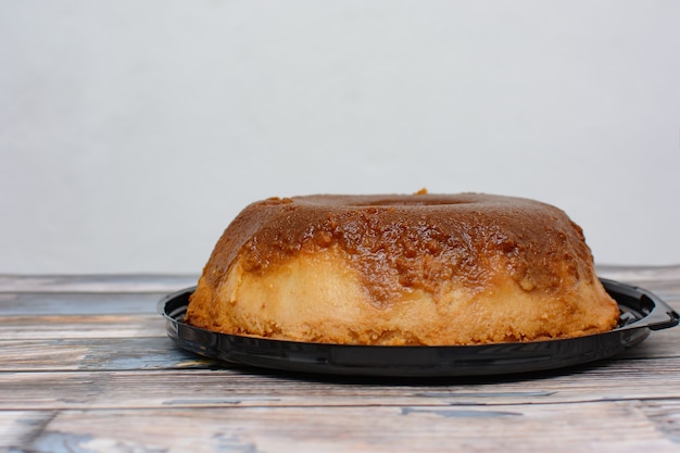 Zelfgemaakte broodpudding op houten tafel