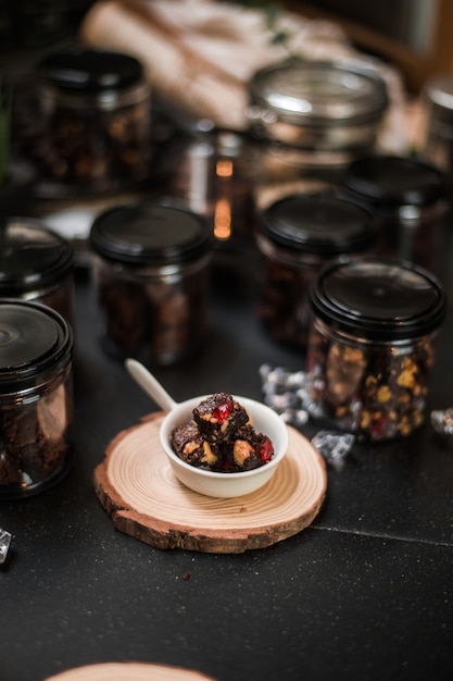 Zelfgemaakte Brownies geserveerd op zwarte tafel in cafeÃ€Â‹