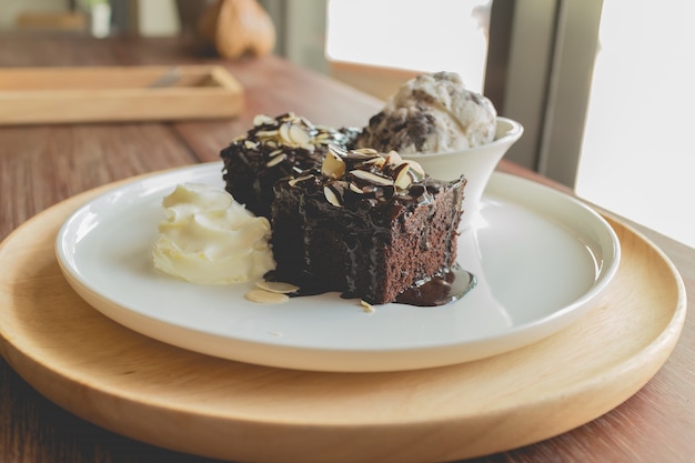 Zelfgemaakte brownies met vanille-ijs