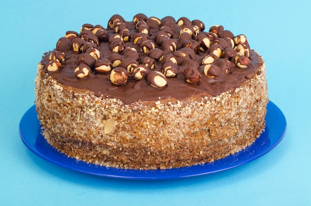 Zelfgemaakte cake met hazelnoten en chocolade.