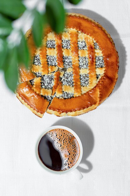 Foto zelfgemaakte cake met kwark en maanzaad op een wit tafelblad