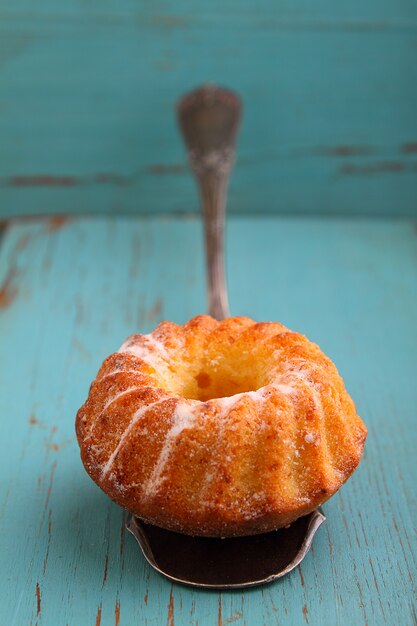 Zelfgemaakte cake met poedersuiker op het mes voor cake