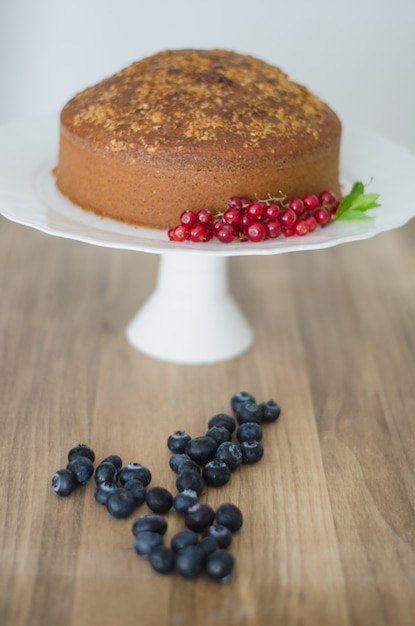 Foto zelfgemaakte cake met rode bessen.