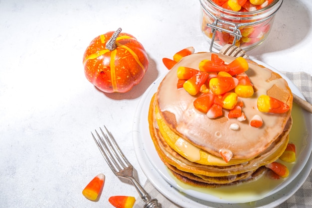 Zelfgemaakte candy corn pannenkoeken