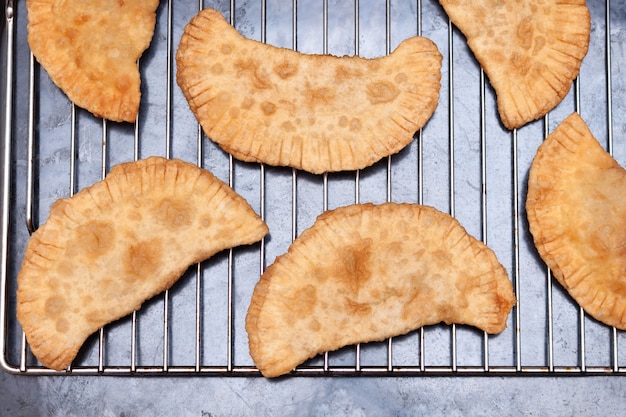 Zelfgemaakte chebureki, nationaal gerecht van Tataren, deeg met vlees en ui.