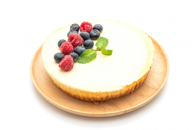 Zelfgemaakte cheesecake met frambozen en bosbessen op wit