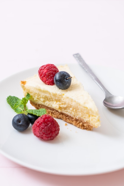 Zelfgemaakte cheesecake met frambozen en bosbessen