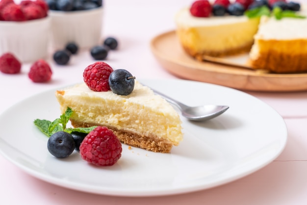 Zelfgemaakte cheesecake met frambozen en bosbessen