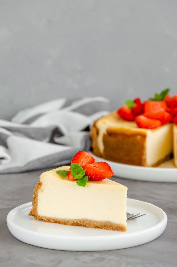 Foto zelfgemaakte cheesecake met verse aardbeien op een witte plaat